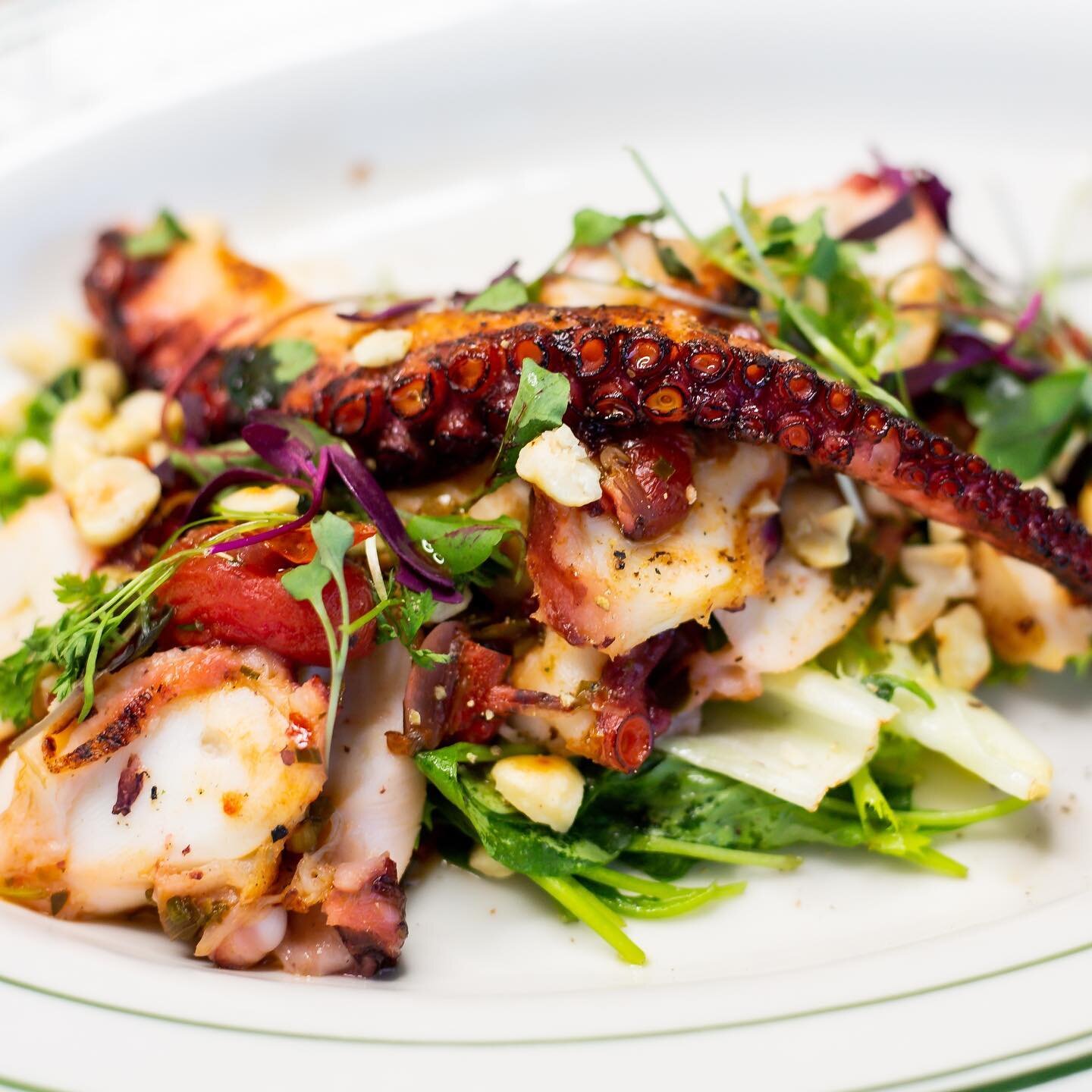 Delicious dishes &amp; stunning 360 views.  Escape the cold and take a spin in our 1960&rsquo;s Palm Springs inspired supper club atop the @radduluth in Duluth, MN. 🌴 🦩 
Make your reservations at apostlesupperclub.com
